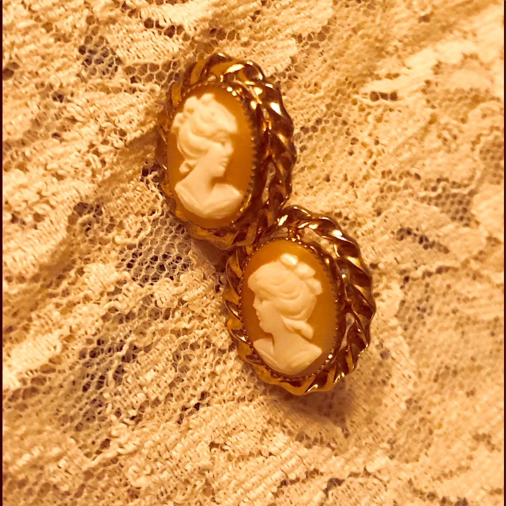 Vintage Amco 14k GO Cameo Screw-Back Earrings